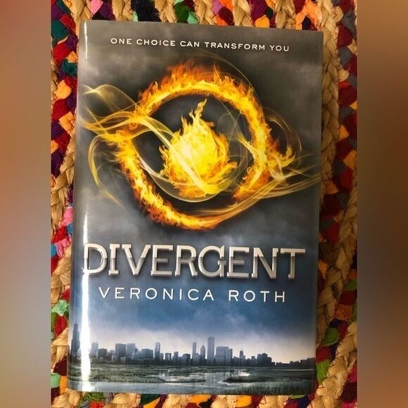 DIVERGENT  - Picture 1 of 2